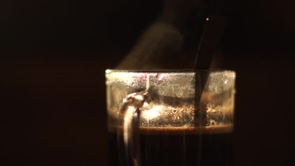 Macro shot van het kopje thee met lepel en stoom in slow motion - Video