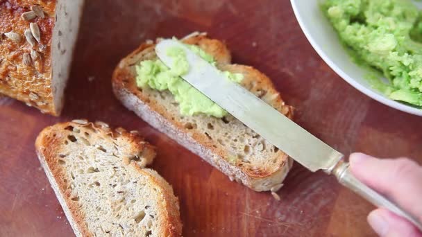 Stendere il purè di avocado su fette di pane tostato
 - Filmati, video