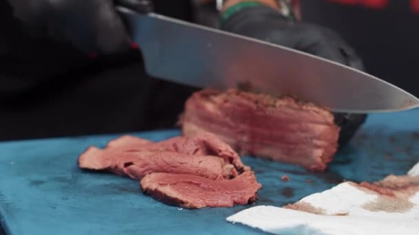 Cook je řezáním pečeného kusu masa - Záběry, video