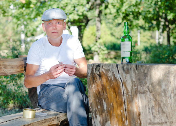 Muž, pití a kouření venku - Fotografie, Obrázek