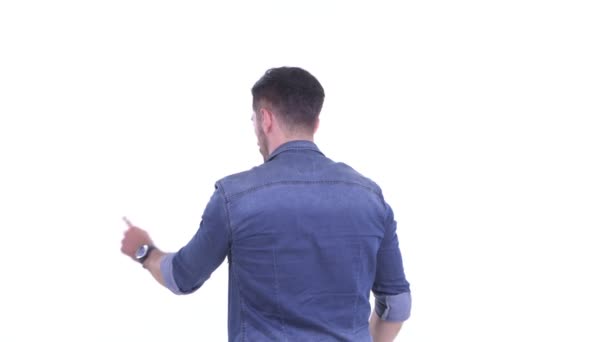 Vue arrière du jeune homme hipster barbu touchant quelque chose
 - Séquence, vidéo