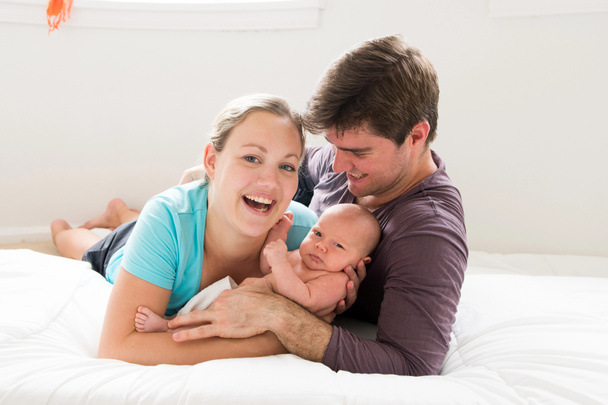 счастливые новые родители с новорожденным сыном
 - Фото, изображение