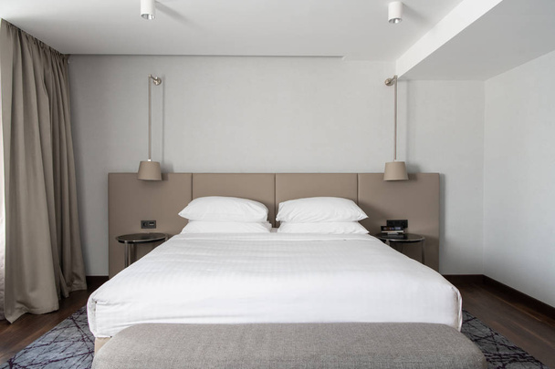 Pokój o podwyższonym standardzie w luksusowym hotelu z łóżkiem typu queen-size - Zdjęcie, obraz
