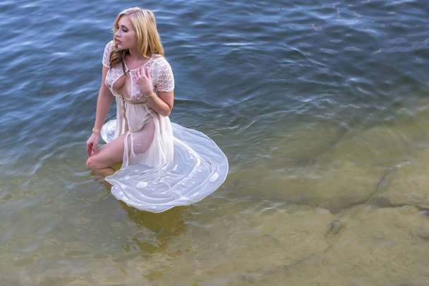 Un beau modèle blond profite d'une journée au lac
 - Photo, image