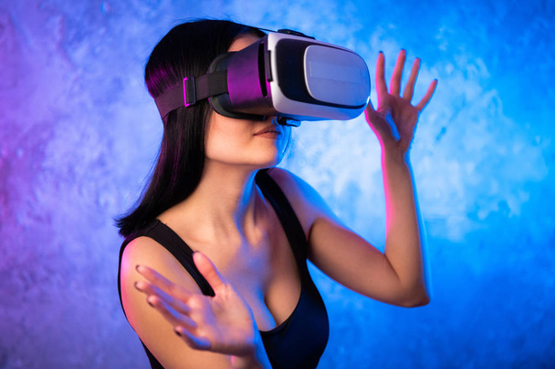 Gry Młody gracz nastolatek nosi okulary VR stojąc i grając w wirtualnej rzeczywistości gry - Zdjęcie, obraz
