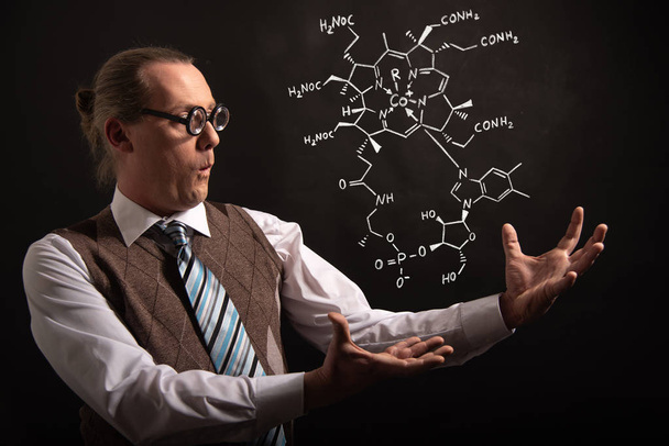 Professor präsentiert handgezeichnete chemische Formel von Vitamin B12 - Foto, Bild