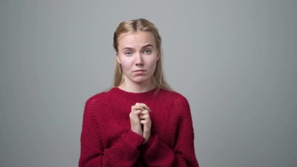 Utangaç yorganlı Avrupalı kadın, ellerini ovuşturarak, utanma hissi - Video, Çekim