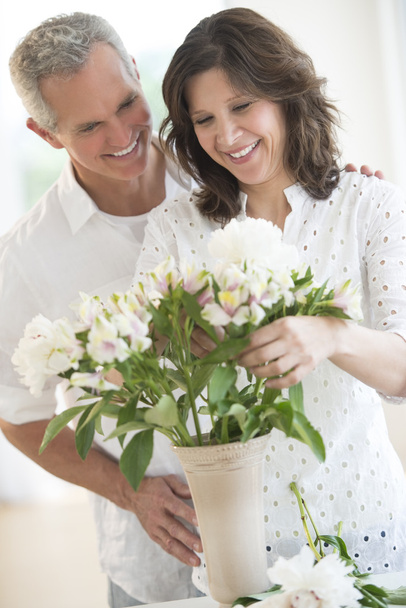 Couple Arranging Flowers In Vase - Valokuva, kuva