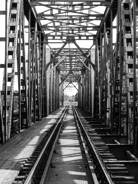 Vasúti hosszúságú acél híd a folyón - Fotó, kép