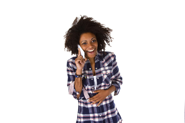 Mujer afroamericana joven en el teléfono celular
 - Foto, imagen
