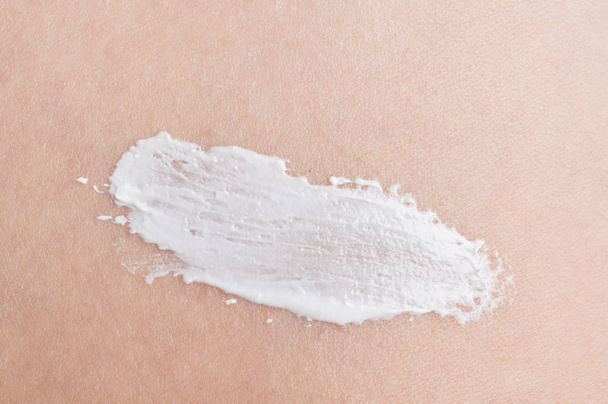 Crème blanche sur peau propre et nue
 - Photo, image