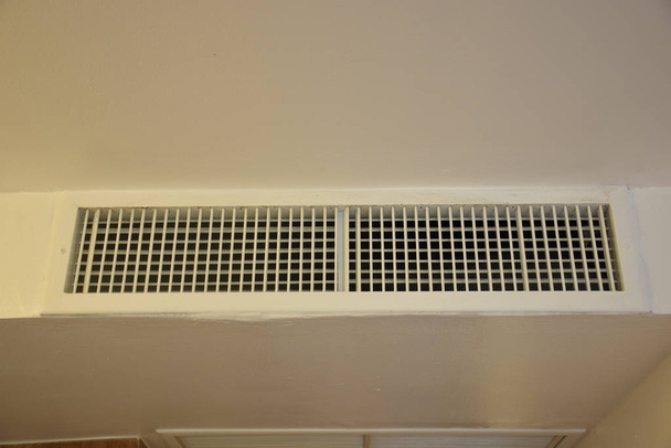 Dubbele afbuiging grille-TOEVOERLUCHT rooster in hotel kamer - Foto, afbeelding