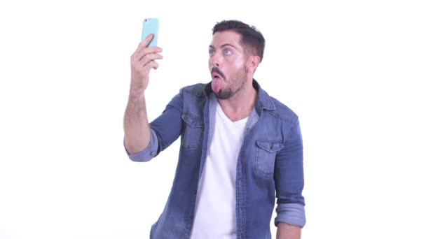 Feliz joven barbudo hipster hombre tomando selfie
 - Metraje, vídeo