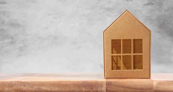 Modèle de maison en bois sur l'espace en bois
 - Photo, image
