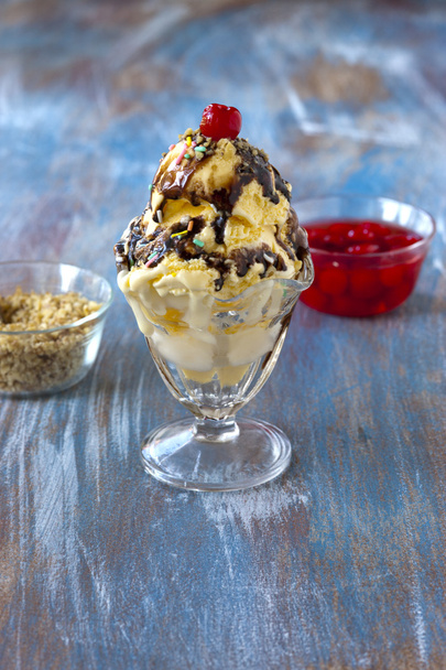 Close up van ice cream sundae. - Foto, afbeelding