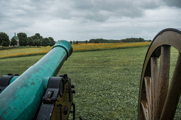 alte Kanonenlinie aus dem Bürgerkrieg für den Kampf vorbereitet - Foto, Bild