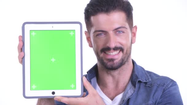 Cara de joven y feliz barbudo hipster hombre mostrando tableta digital
 - Metraje, vídeo