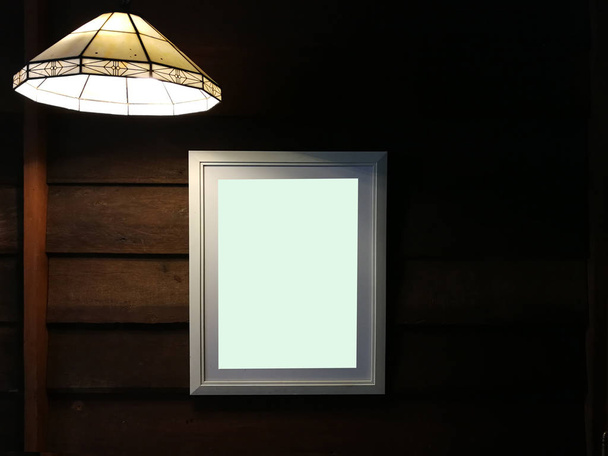 Metin mesajınız veya içeriğiniz için kopya alanı olan ışıklı boş reklam panosu, reklam çerçevesinin afişini taklit - Fotoğraf, Görsel
