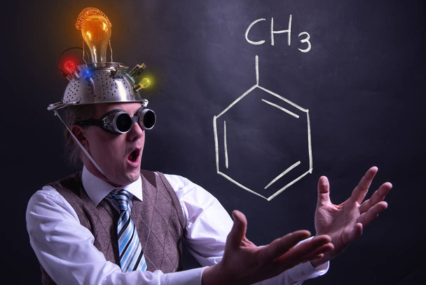 Nerd présentant une formule chimique dessinée à la main de toluène
 - Photo, image