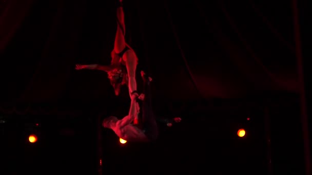 Verbazingwekkende lucht acrobaten-romantisch paar vrouw en man. - Video