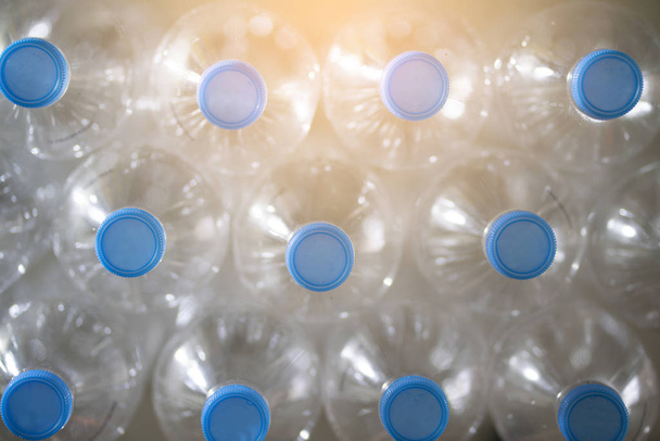 bottiglia di plastica per riciclare i rifiuti
 - Foto, immagini