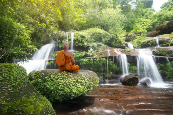 Buddhový mnich procvičování krásného vodopádu  - Fotografie, Obrázek
