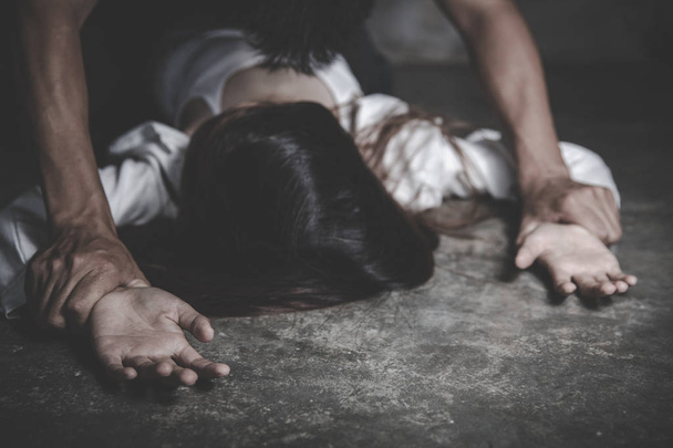 Mann hält Frau die Hand für Vergewaltigung und sexuellen Missbrauch - Foto, Bild