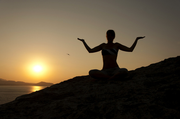Silhouette de pose de yoga au lever du soleil
 - Photo, image