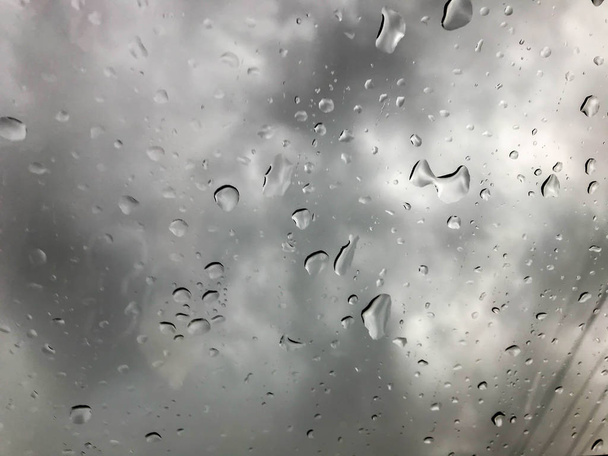 focus sélectif gouttes de pluie sur l'immeuble de bureaux dans le ciel sombre en saison des pluies
 - Photo, image