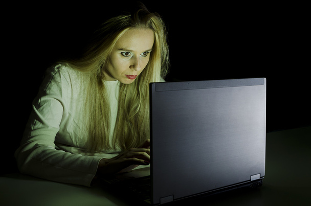 Femme travaillant sur un ordinateur la nuit horizontale
 - Photo, image