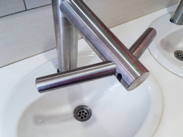 Neobyčejný kohoutek na umyvadle v koupelně - Fotografie, Obrázek