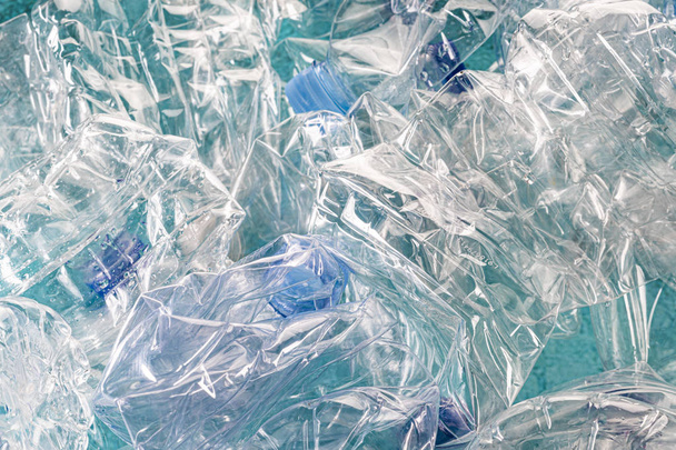 Reciclagem de plástico, poluição e ambiental. Problema ambiental da poluição do lixo plástico
 - Foto, Imagem