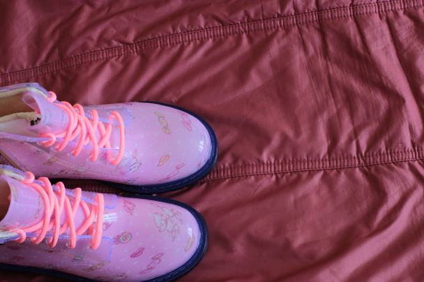 Botas de borracha das mulheres para o tempo chuvoso, grandes sapatos para andar na chuva para meninas
  - Foto, Imagem