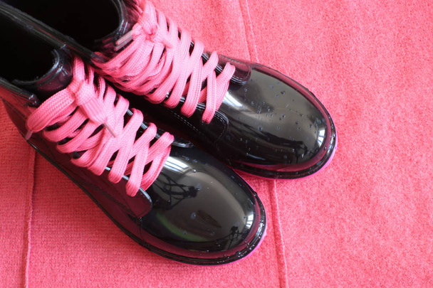 Botas de goma para mujer para clima lluvioso, grandes zapatos para caminar bajo la lluvia para niñas
  - Foto, Imagen