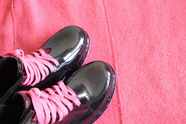 Μπότες από καουτσούκ γυναικών για βροχερό καιρό, υπέροχα παπούτσια για περπάτημα στη βροχή για τα κορίτσια  - Φωτογραφία, εικόνα