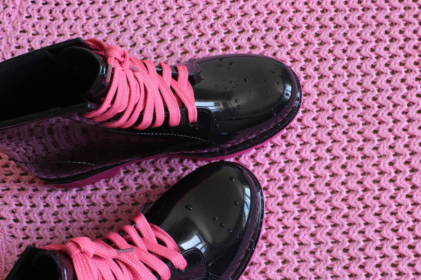 Μπότες από καουτσούκ γυναικών για βροχερό καιρό, υπέροχα παπούτσια για περπάτημα στη βροχή για τα κορίτσια  - Φωτογραφία, εικόνα