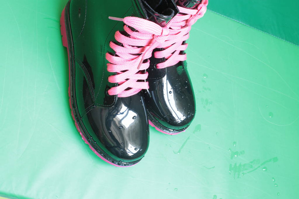 Női gumi csizma esős időben, nagy cipő a gyaloglás az esőben a lányok  - Fotó, kép