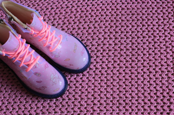 雨天のための女性のゴムブーツ、女の子のための雨の中を歩るための素晴らしい靴  - 写真・画像