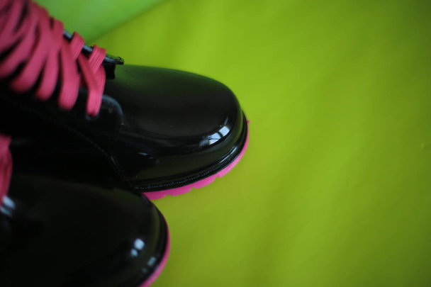 Gummistiefel für Frauen bei Regenwetter, gute Schuhe für Mädchen beim Wandern im Regen  - Foto, Bild