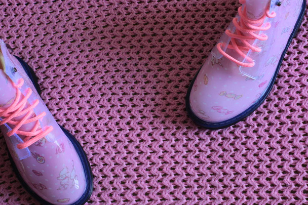 Botas de goma para mujer para clima lluvioso, grandes zapatos para caminar bajo la lluvia para niñas
  - Foto, Imagen