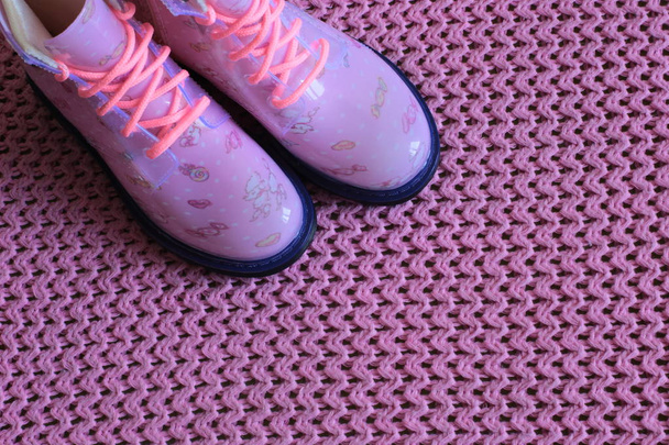 Gummistiefel für Frauen bei Regenwetter, gute Schuhe für Mädchen beim Wandern im Regen  - Foto, Bild
