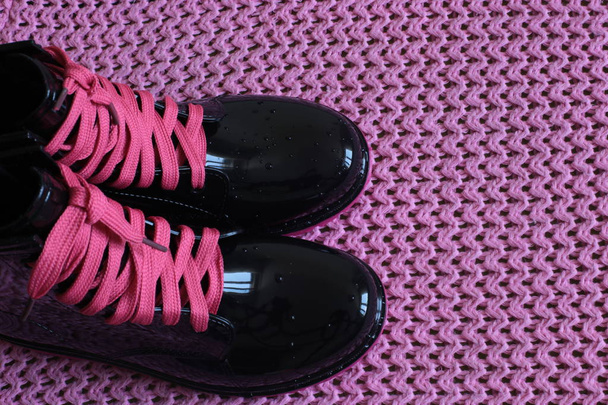 Botas de borracha das mulheres para o tempo chuvoso, grandes sapatos para andar na chuva para meninas
  - Foto, Imagem