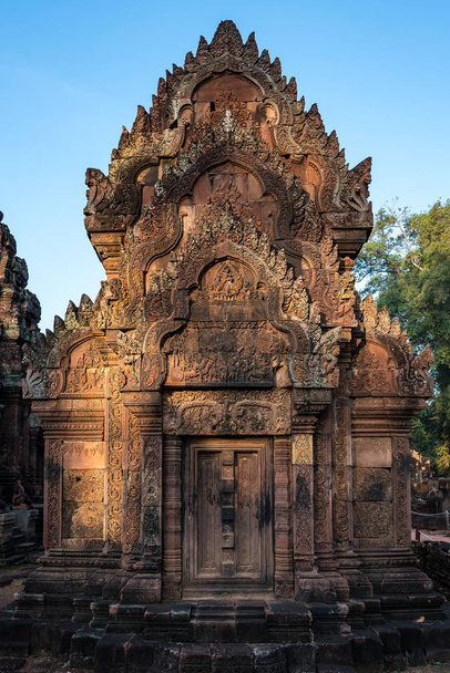 Banteay Srei είναι ένα ινδουιστικό ναό αφιερωμένο στον Σίβα στην περιοχή Άνγκορ της Καμπότζης - Φωτογραφία, εικόνα