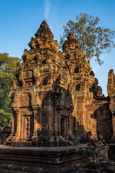 Banteay Srei είναι ένα ινδουιστικό ναό αφιερωμένο στον Σίβα στην περιοχή Άνγκορ της Καμπότζης - Φωτογραφία, εικόνα