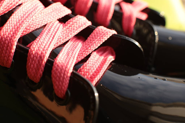 чудове зручне осіннє взуття для дівчат, жіночі гумові черевики на дощову погоду
 - Фото, зображення