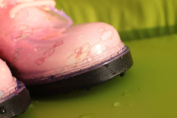 kızlar için büyük rahat sonbahar yürüyüş ayakkabıları, yağmurlu havalarda kadın lastik botlar - Fotoğraf, Görsel