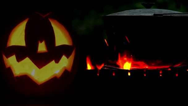 pote de Halloween en el metraje de fogata - Imágenes, Vídeo