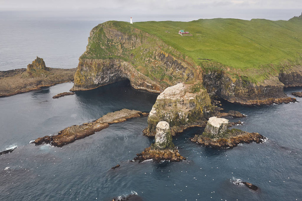 Faro de Mykines y acantilados en las islas Feroe desde helicóptero
 - Foto, imagen