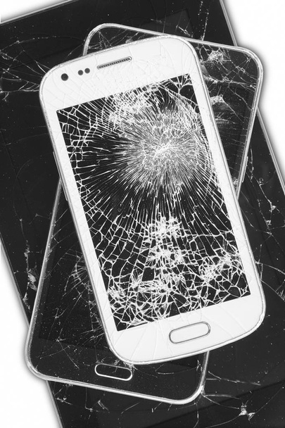 Smartphones com telas danificadas isoladas em branco. Equipamento de reparação
 - Foto, Imagem