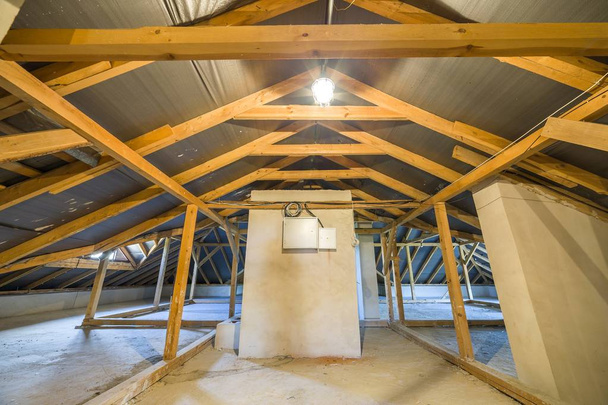 Podkrovní budova s dřevěnými trámy střešní konstrukce. - Fotografie, Obrázek